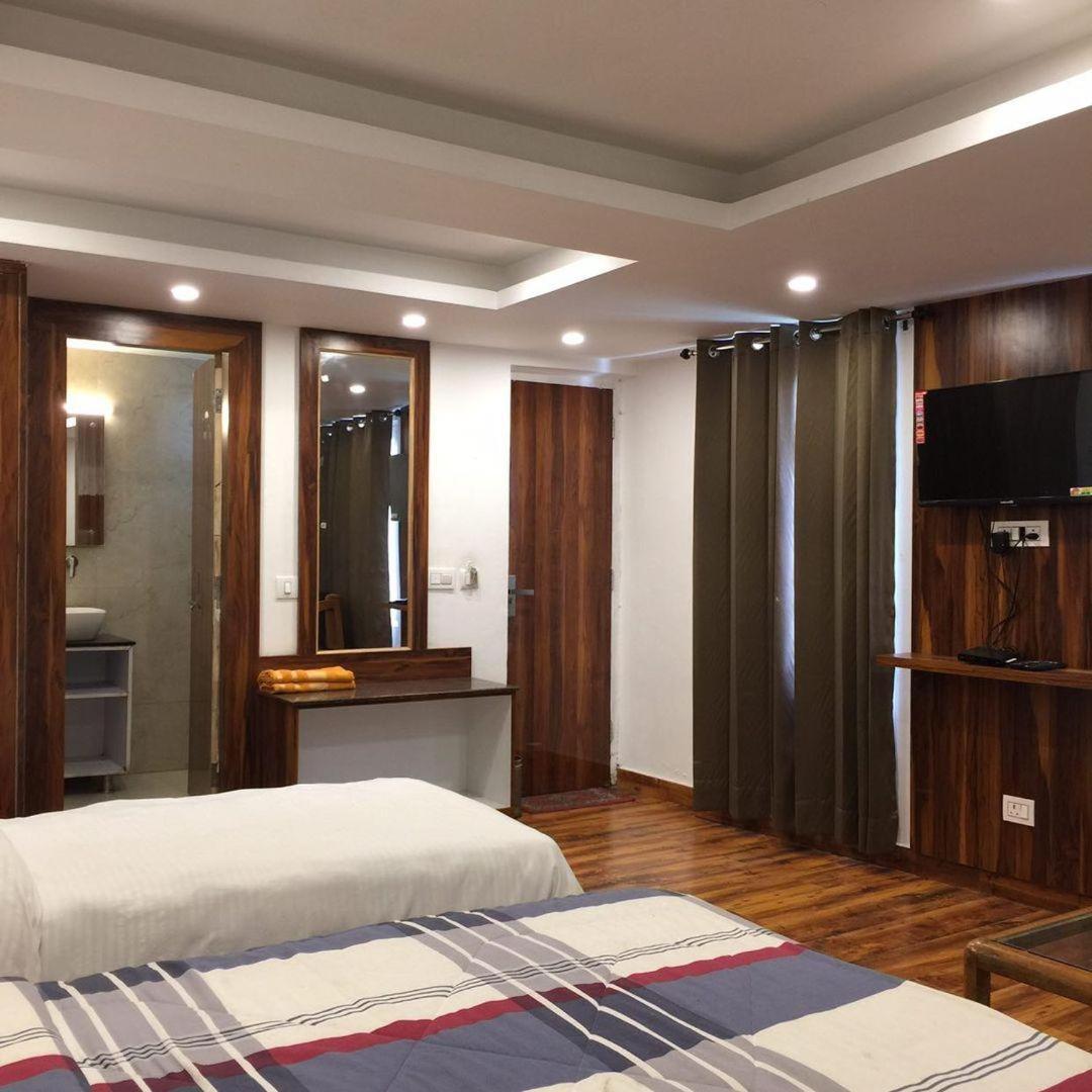 Castle View Hotel Мусори Екстериор снимка