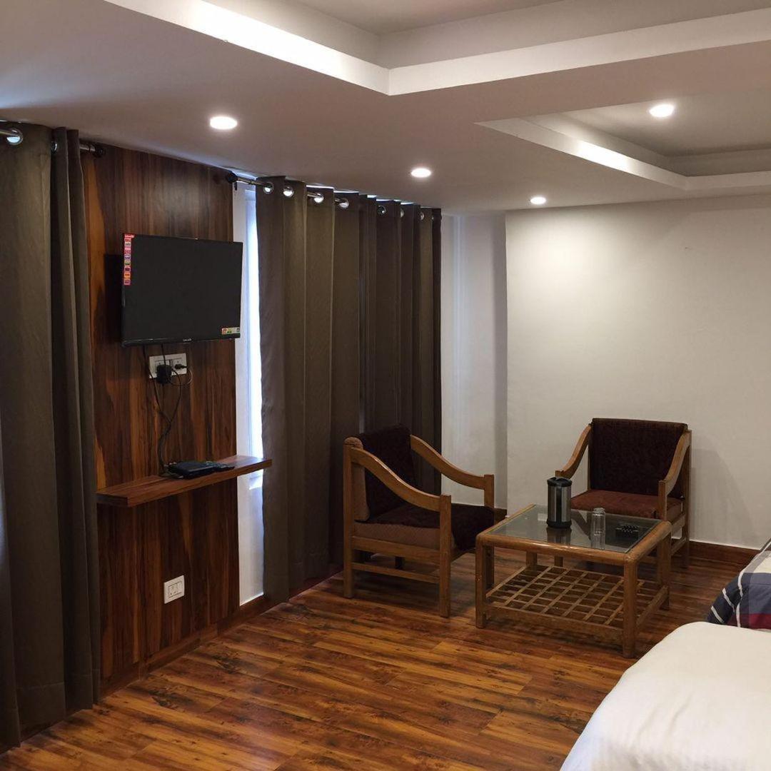 Castle View Hotel Мусори Екстериор снимка