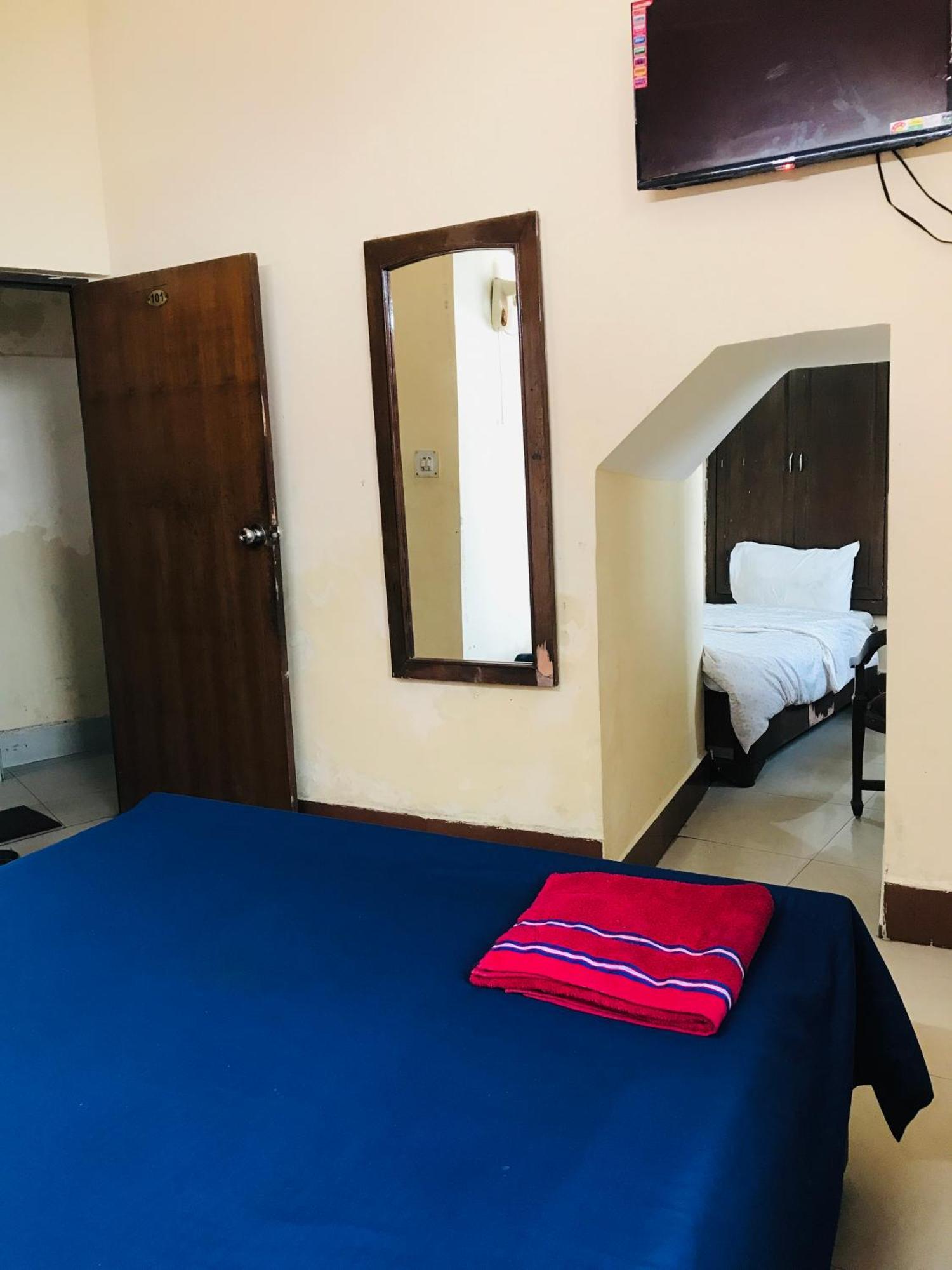 Castle View Hotel Мусори Стая снимка